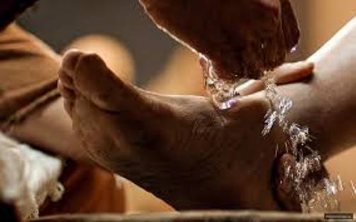 Jesus washes His disciples' feet